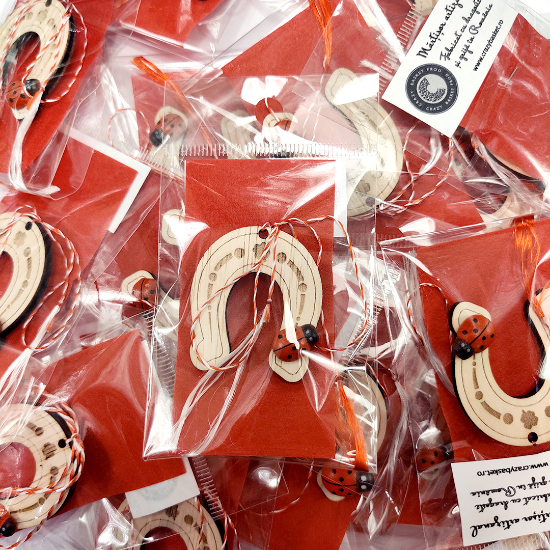 Potcoava gravata cu ac de brosa - Martisor artizanal de lemn - Image 3