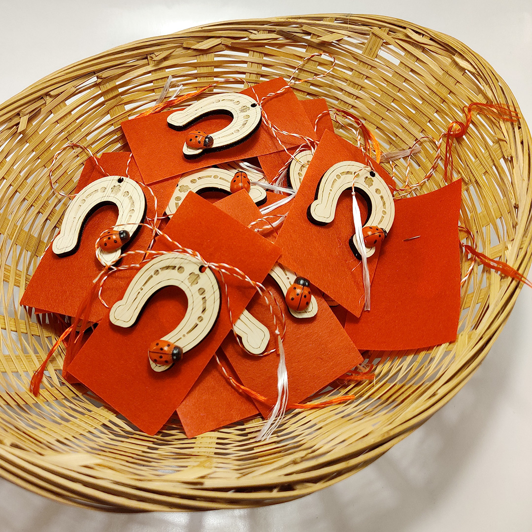 Potcoava gravata cu ac de brosa - Martisor artizanal de lemn - Image 2