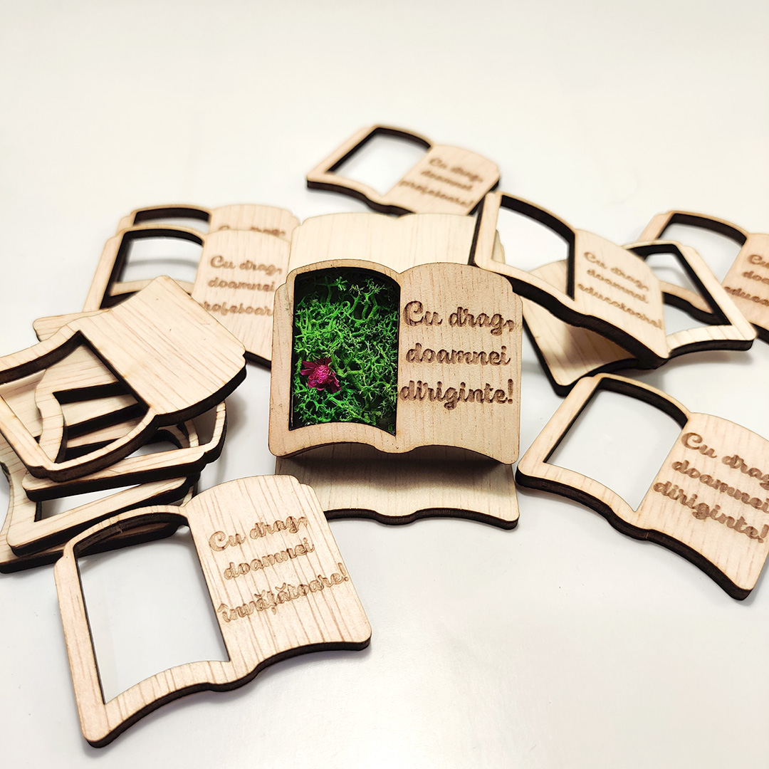 Carte cu licheni si mesaj gravat –Martisor artizanal de lemn cu magnet - Image 10