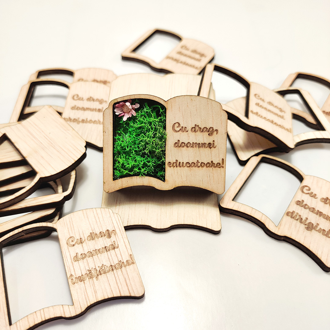Carte cu licheni si mesaj gravat –Martisor artizanal de lemn cu magnet - Image 9