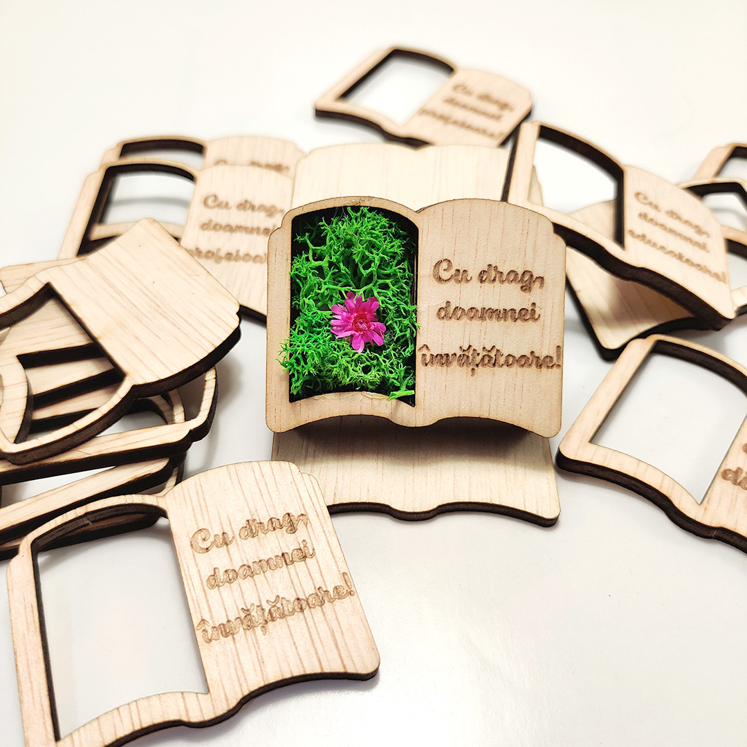 Carte cu licheni si mesaj gravat –Martisor artizanal de lemn cu magnet - Image 8