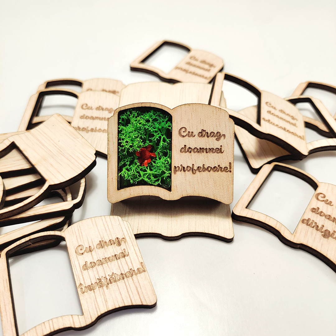 Carte cu licheni si mesaj gravat –Martisor artizanal de lemn cu magnet - Image 7