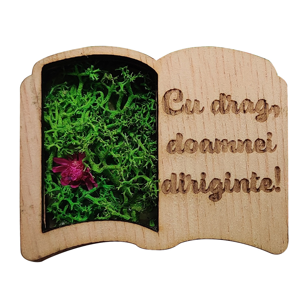 Carte cu licheni si mesaj gravat –Martisor artizanal de lemn cu magnet - Image 5