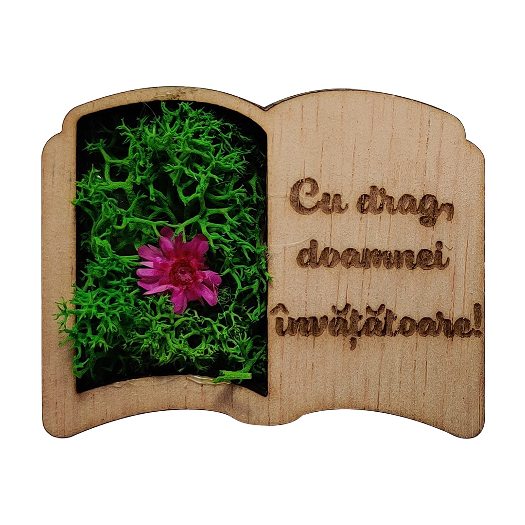 Carte cu licheni si mesaj gravat –Martisor artizanal de lemn cu magnet - Image 3