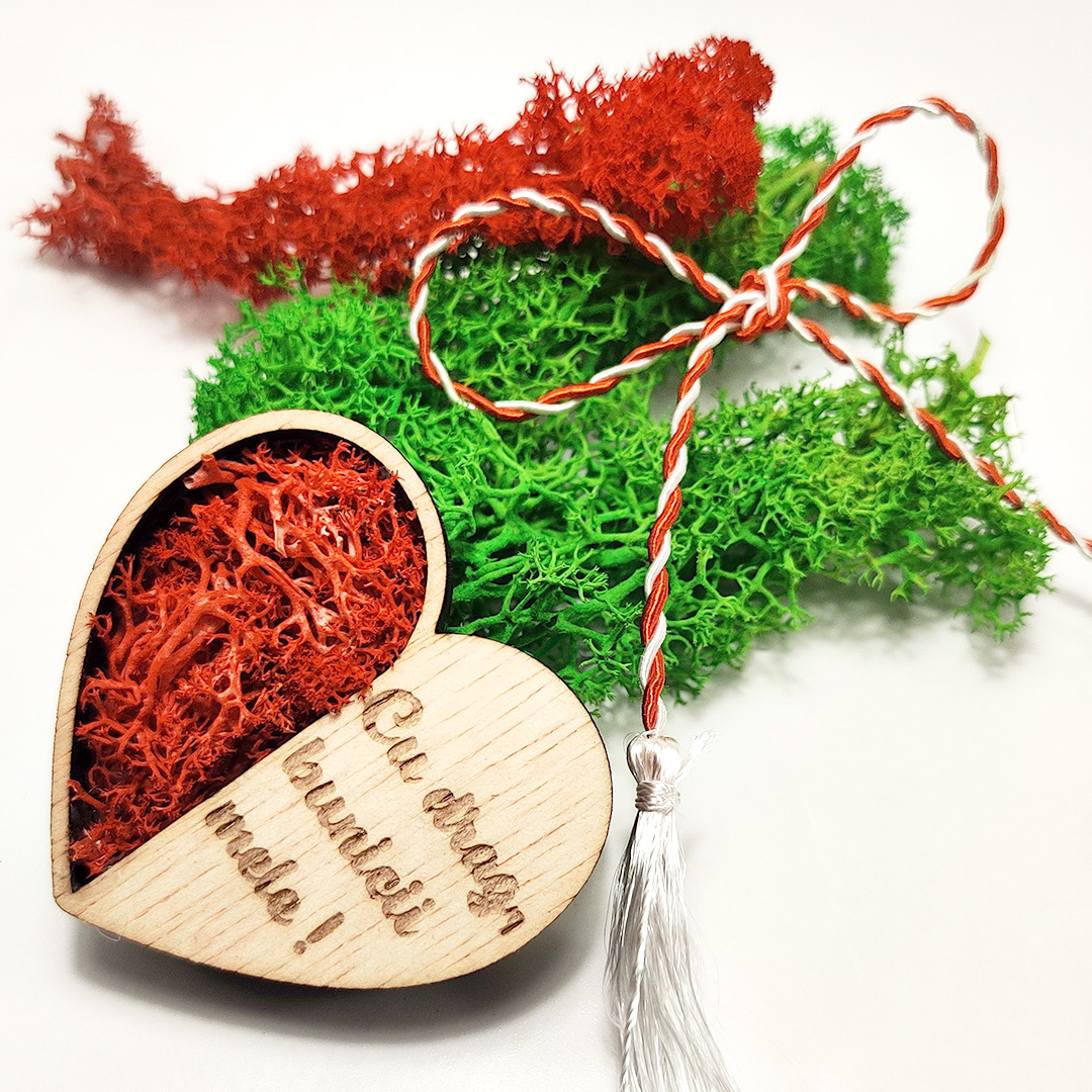 Inima cu licheni si mesaj gravat–Martisor artizanal de lemn cu magnet - imagine 8