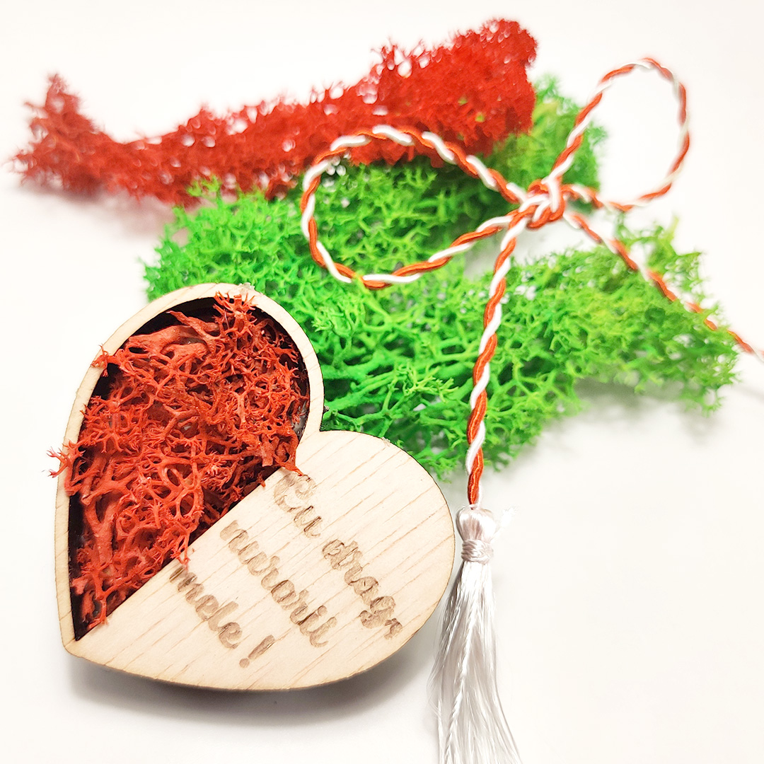 Inima cu licheni si mesaj gravat–Martisor artizanal de lemn cu magnet - imagine 6