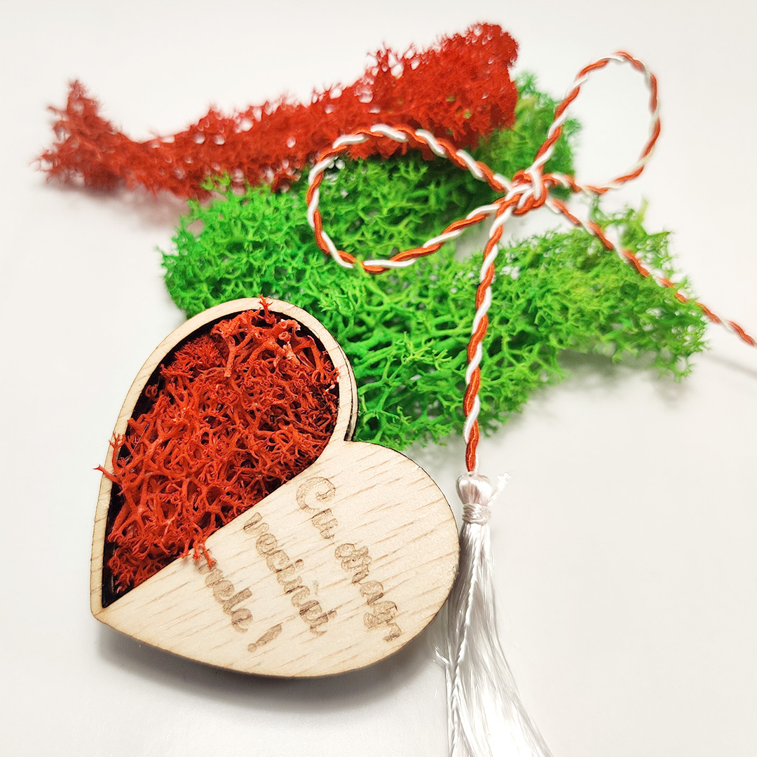 Inima cu licheni si mesaj gravat–Martisor artizanal de lemn cu magnet - imagine 3