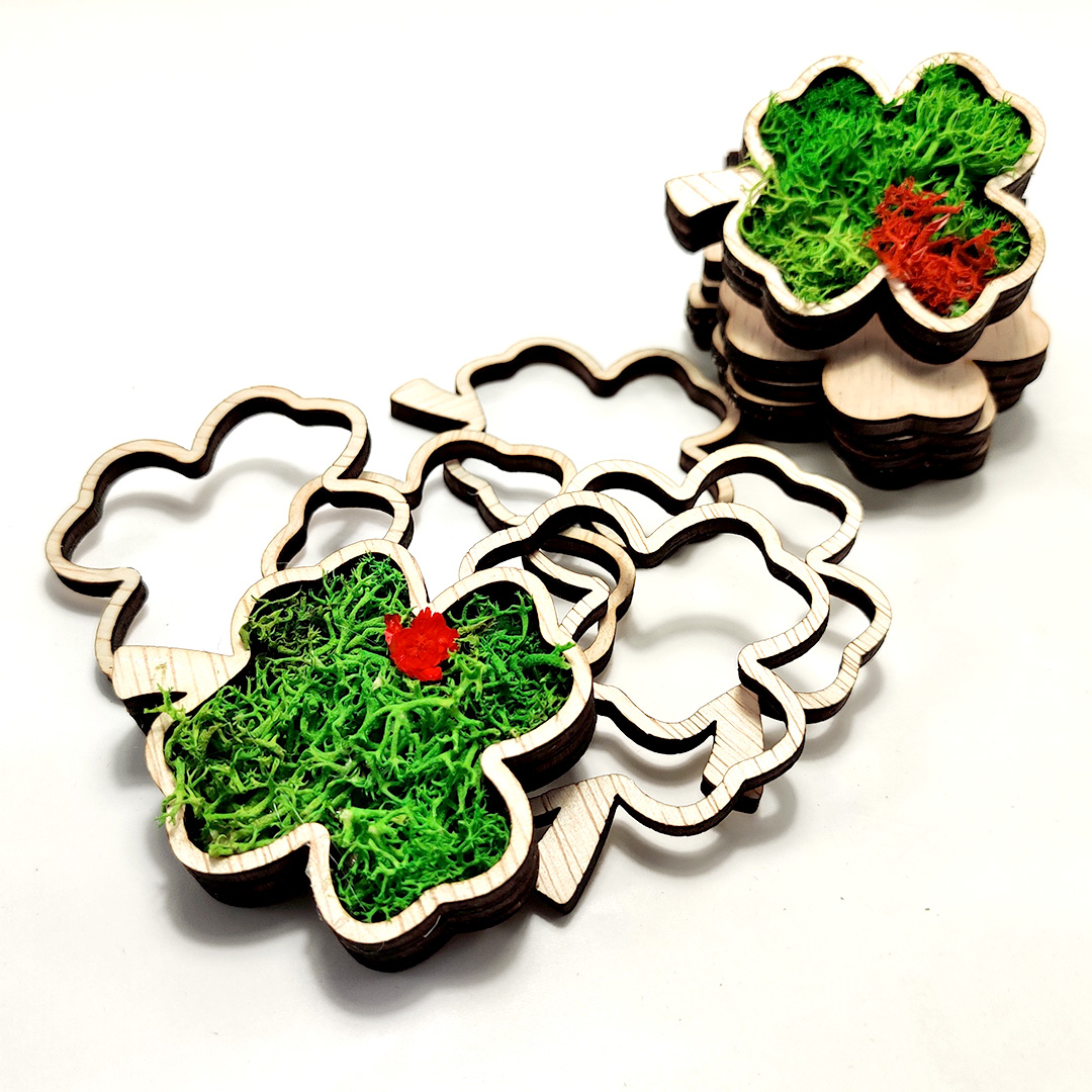 Trifoi cu licheni – Martisor artizanal de lemn cu magnet - imagine 2