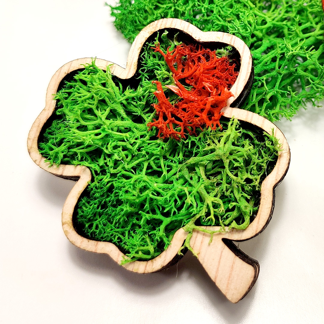 Trifoi cu licheni – Martisor artizanal de lemn cu magnet - imagine 3