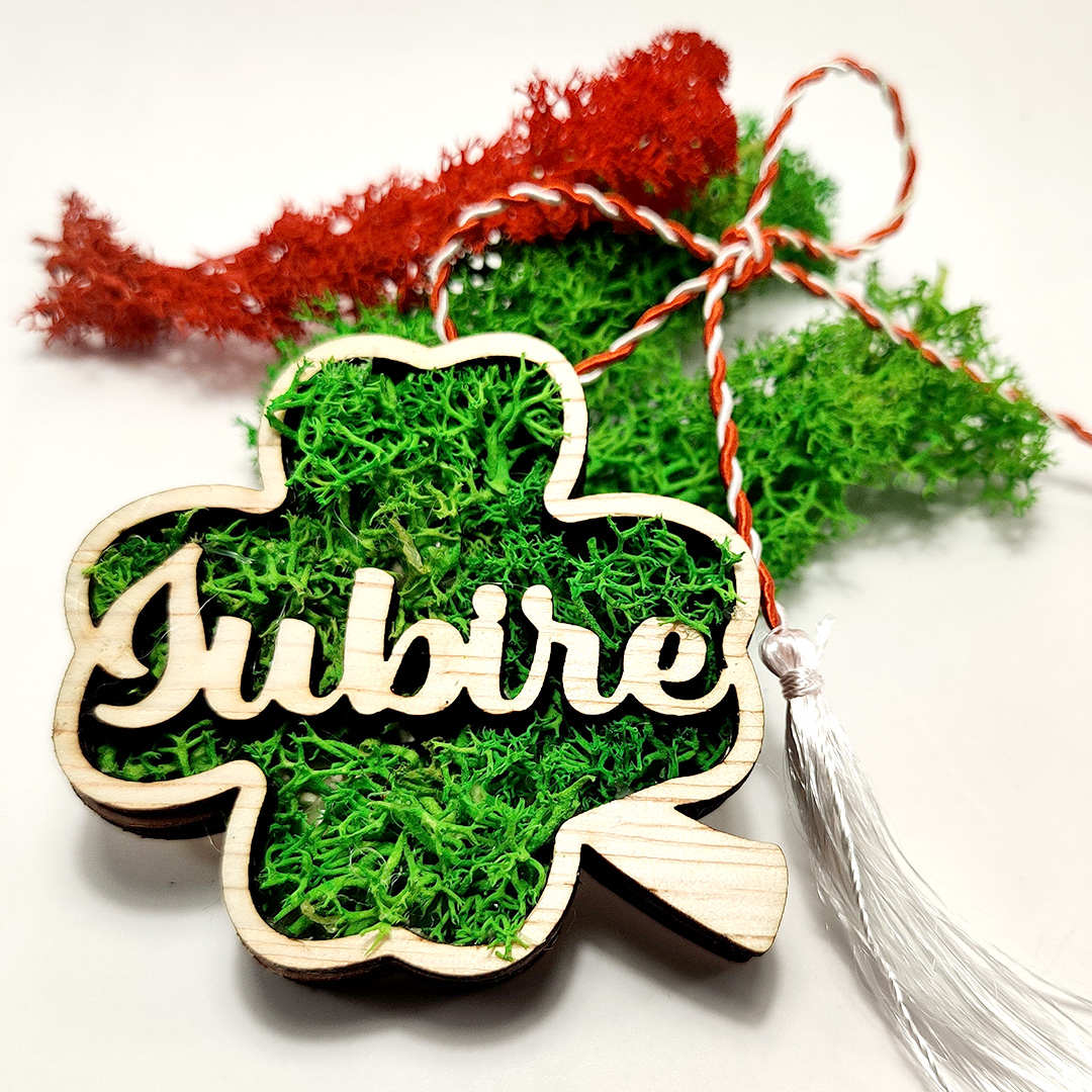 Trifoi cu licheni cu mesaj –Martisor artizanal de lemn cu magnet - imagine 5