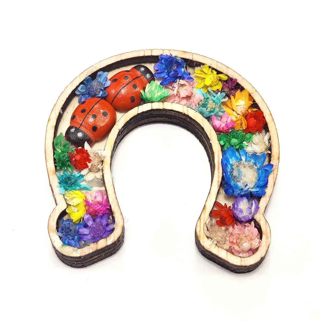 Potcoava cu flori naturale -Martisor artizanal de lemn cu magnet - Image 2