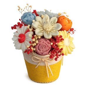 Aranjament decorativ floral în coș textil cu flori din ceară de soia – handmade