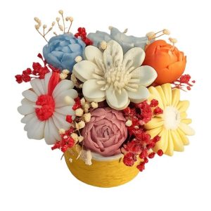 Aranjament decorativ floral în coș textil cu flori din ceară de soia – handmade