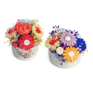 Aranjament decorativ floral în recipient ceramic cu flori din ceară de soia – handmade