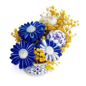 Aranjament decorativ în bol ceramic cu flori din ceară de soia – handmade