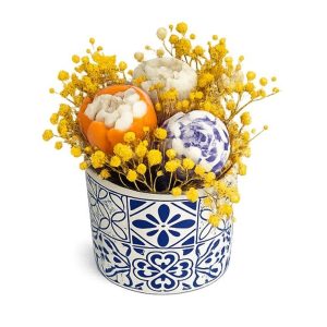 Aranjament decorativ în bol ceramic cu flori din ceară de soia – handmade