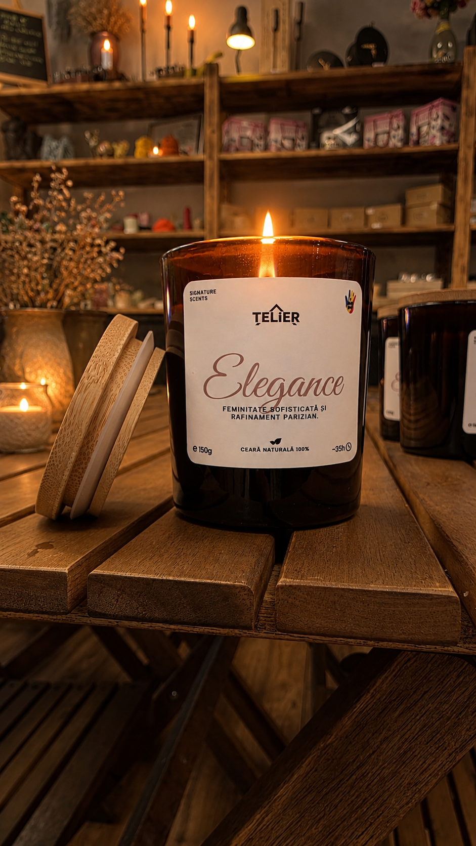 Lumânare parfumată Elegance din ceară de soia, în recipient chihlimbar, aprinsă pe fundal cald și elegant.