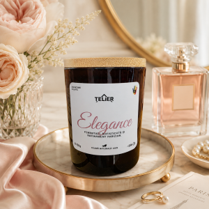 Lumânare parfumată Elegance din ceară de soia, în recipient chihlimbar cu capac de bambus, pe fundal elegant cu flori și parfum.