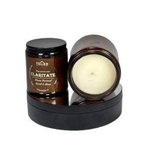 Două lumânări parfumate Claritate, realizate manual din ceară de soia, cu parfum fresh-floral și note de citrice, neroli, ylang-ylang, trandafir, mosc, vetiver și santal.